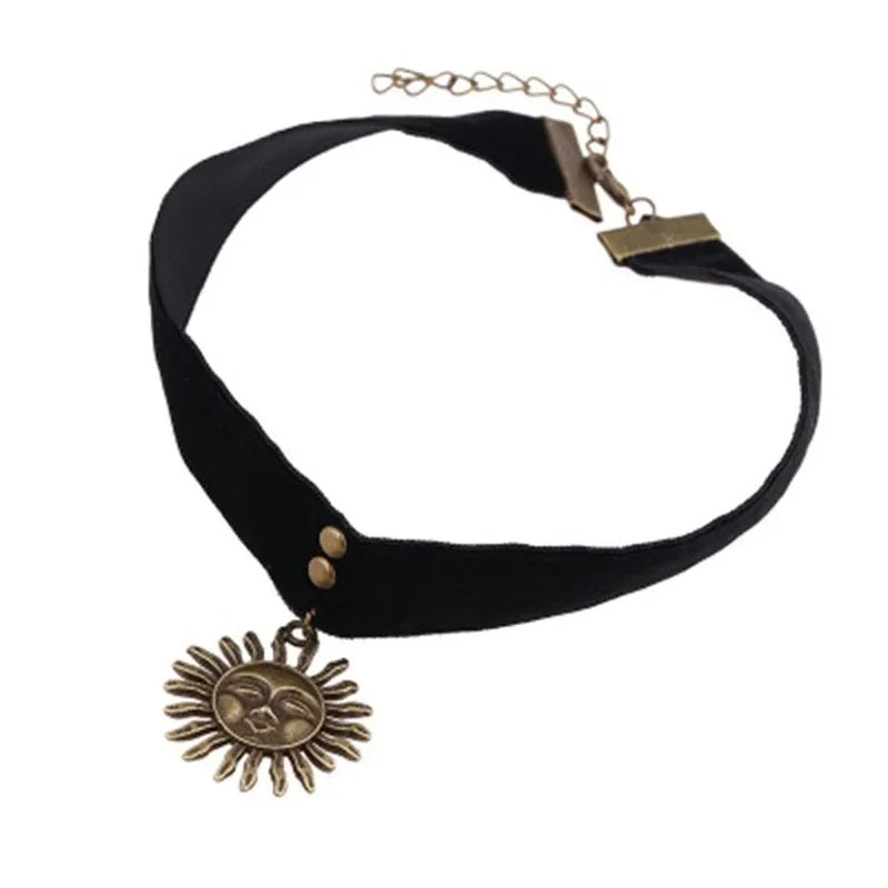 Mathilda Necklace Retro Sun Shaped Choker