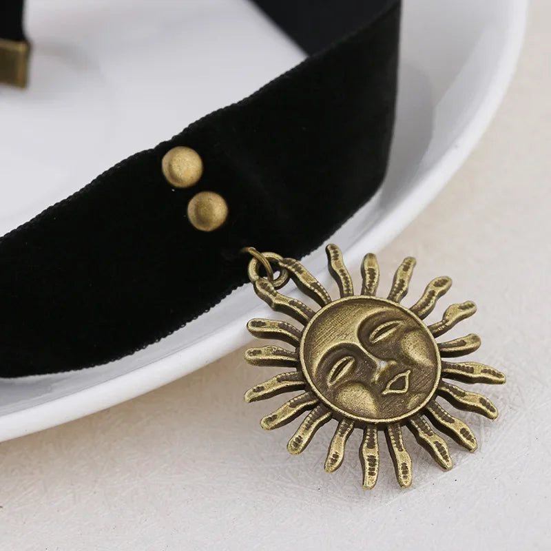 Mathilda Necklace Retro Sun Shaped Choker