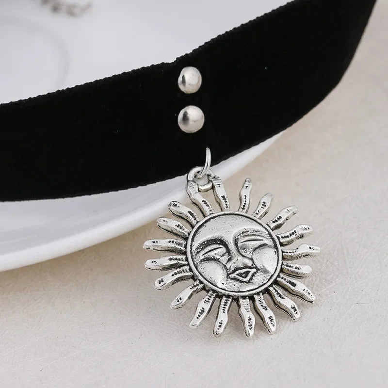 Mathilda Necklace Retro Sun Shaped Choker